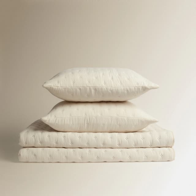 Detalle de Basics El Corte Inglés Edredón reversible Ona Basics con funda de cojín