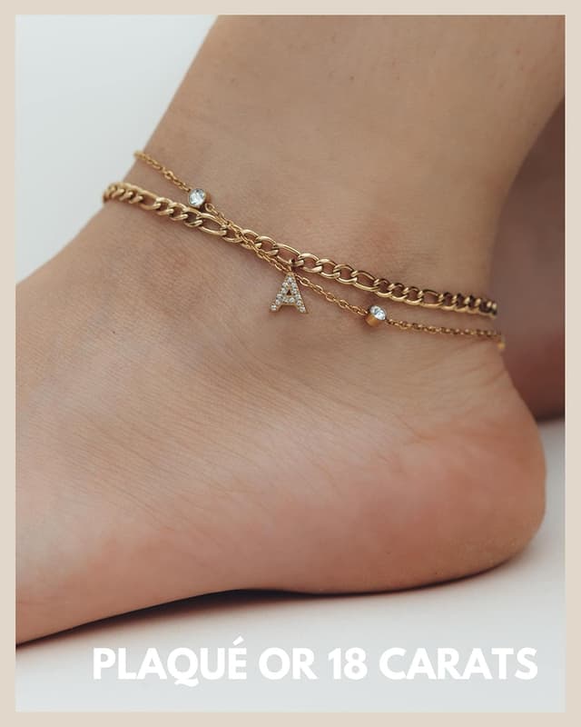 Detalle 2 de GD GOOD.designs EST. 2015 Bracelet de cheville doré 18K avec lettres — chaîne réglable 22–27 cm, acier inoxydable