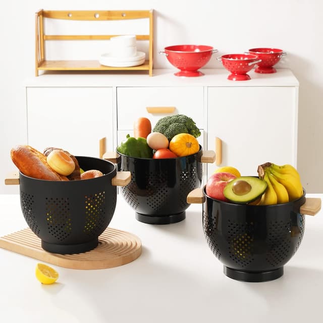 Detalle de Metal Colander with Wood Handle and Stable Base (5.5 Quart, Matte Black) — Powder-Coated Steel Kitchen Strainer