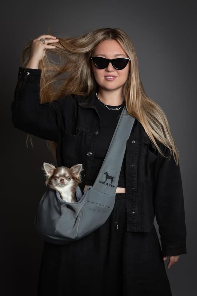 Detalle 2 de Noah & Paw dog sling carrier (3–10lb) with adjustable padded strap, lined twill and double safety