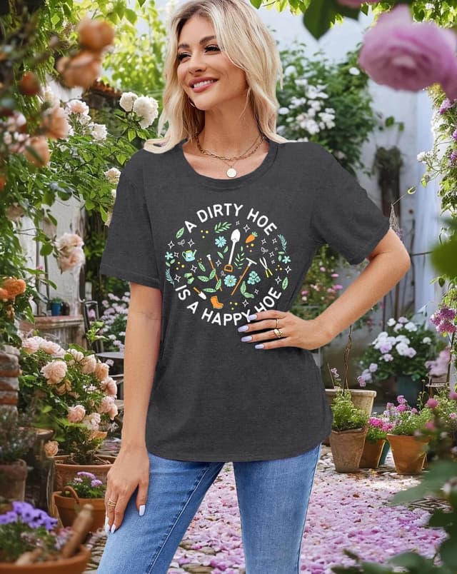 Detalle de Qskall women’s garden T-shirt – “A Dirty Hoe is a Happy Hoe” slogan farmer-style tee