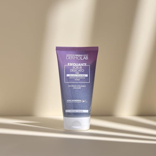 Detalle 2 de Scrub Viso Delicato Dermolab con perlite vulcanica e pool di acido ialuronico, effetto idratante e illuminante (150 ml)