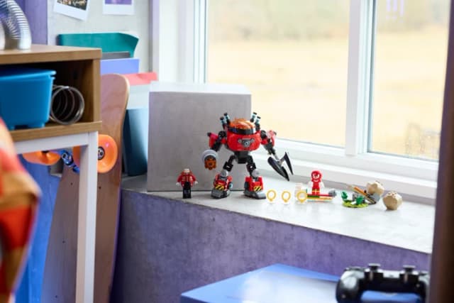 Detalle 2 de LEGO Sonic the Hedgehog Knuckles vs. Dr. Eggmans Egg Crusher Mech (77005)