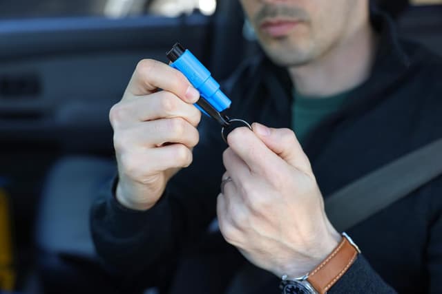 Detalle de resqme Porte-clés sécurité voiture : brise-vitre et coupe-ceinture (lot de 6) jaune