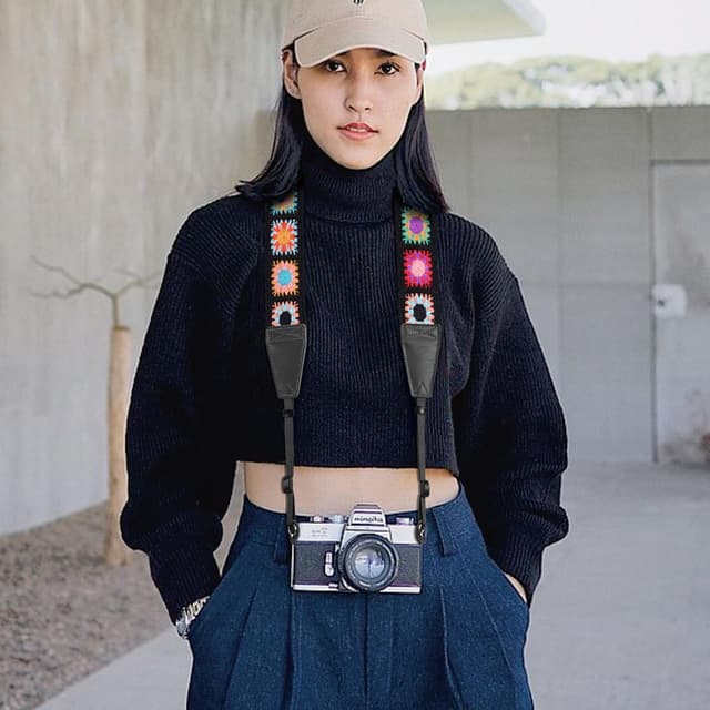 Detalle de Padwa Lifestyle Colorful Crochet Camera Strap with 2" full grain leather ends