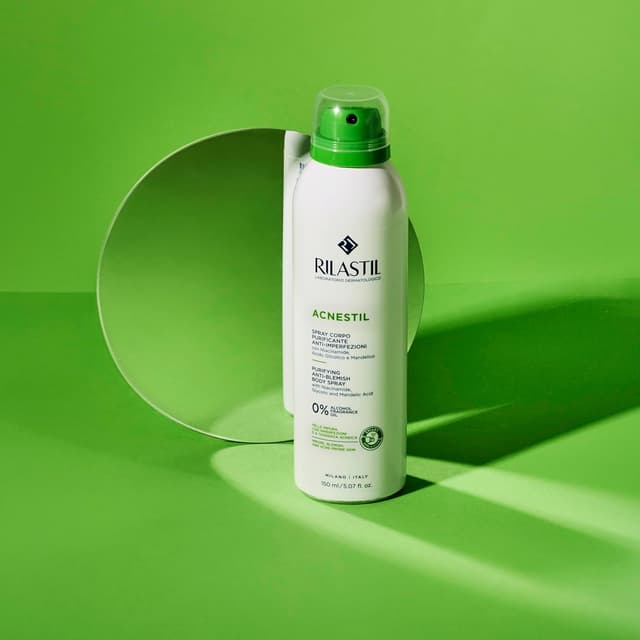 Detalle de Rilastil Acnestil klärendes Anti-Unreinheiten Körperspray mit Niacinamid, Glykolsäure & Mandelsäure (150 ml)