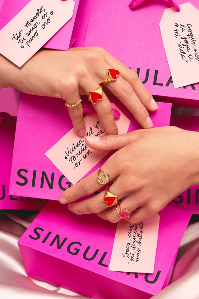 Detalle 1 de SINGULARU Anillo Signet letra R, baño 18 Kt 💍