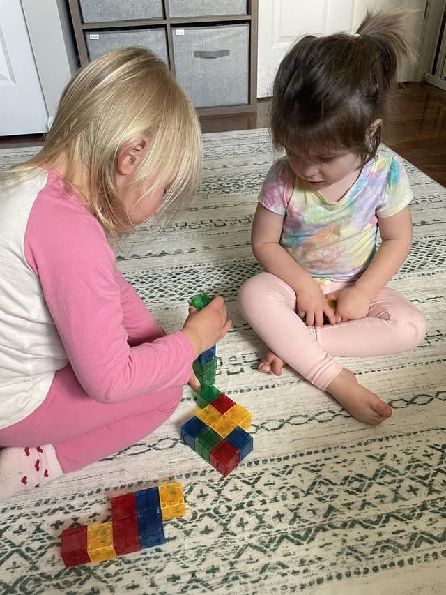 Detalle 2 de Crayola Bold Magnetic PIP Cubes Mini Magnetic Blocks Playset (27-Piece Set) for Ages 3+