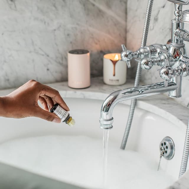 Detalle de NEOM Feel Good Vibes Essential Oil Blend 10ml (Mandarin & Ylang Ylang) – Scent to Make You Happy