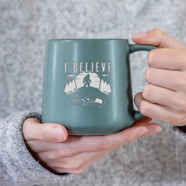 Detalle de Rico Industries NFL Football Tonal 16oz Ceramic Taper Mug