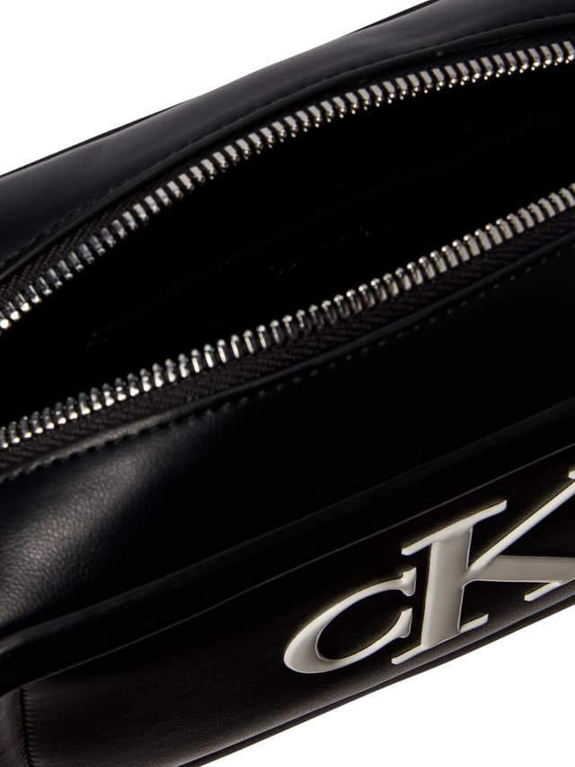 Detalle de Calvin Klein Bold CK Camera Bag 8Z6 in CRADLE PINK