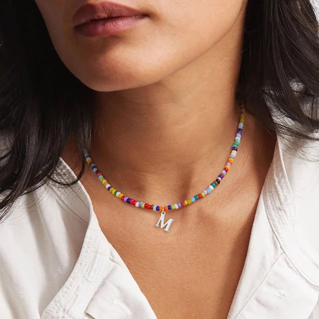 Detalle de TINGN bunte Perlenkette mit Buchstabenanhänger – Boho Kette als Ostergeschenk für Kinder & Damen