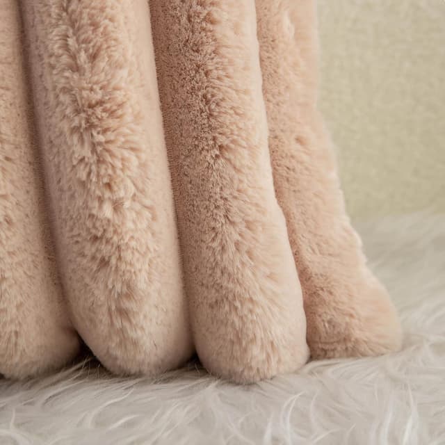 Detalle de Neelvin 2er-Set Plüsch-Kissenhüllen aus Kunstpelz (gestreift, Kamel, 60 x 60 cm)