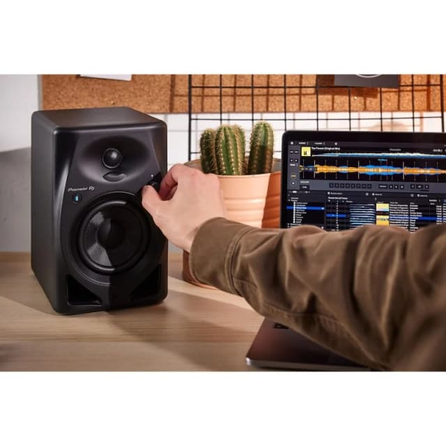 Detalle de Pioneer-DJ DM-40D-BT Monitores 4'' BT