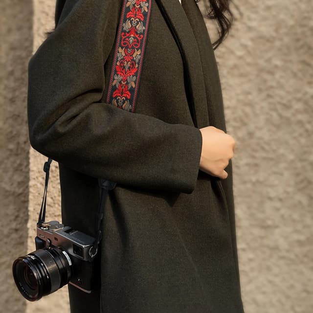 Detalle de Padwa Lifestyle Camera Strap – 2 inch wide cowhide ends, vintage jacquard embroidered strap for cameras & binoculars