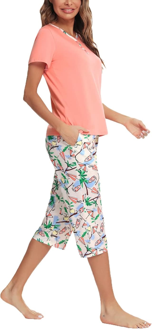 Detalle de Ensemble pyjama femme Uniexcosm : coton imprimé à col V boutonné, manches courtes et 3/4 pantacourt