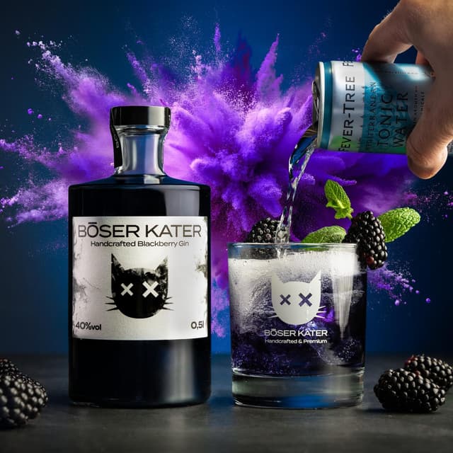 Detalle de BÖSER KATER Black Gin Geschenkset mit 2 Gläsern – Blackberry Gin in hochwertiger Box (0,5 l, 40% Vol.)