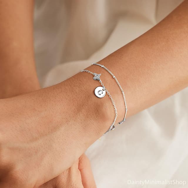 Detalle de TINGN Armband Damen in Gold/Silber, 14K vergoldet – personalisiertes Initialenarmband mit A–Z & vierblättrigem Kleeblatt