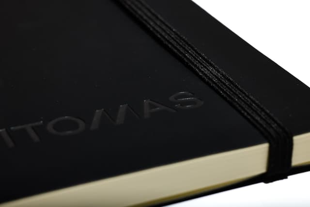 Detalle 2 de Muitomas Block Notes Large 19x25 cm nero con chiusura a elastico e tasca interna