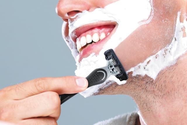 Detalle de Rasoi usa e getta uomo BIC 4 Flex con barra protettiva in gomma e banda emolliente (confezione da 8)