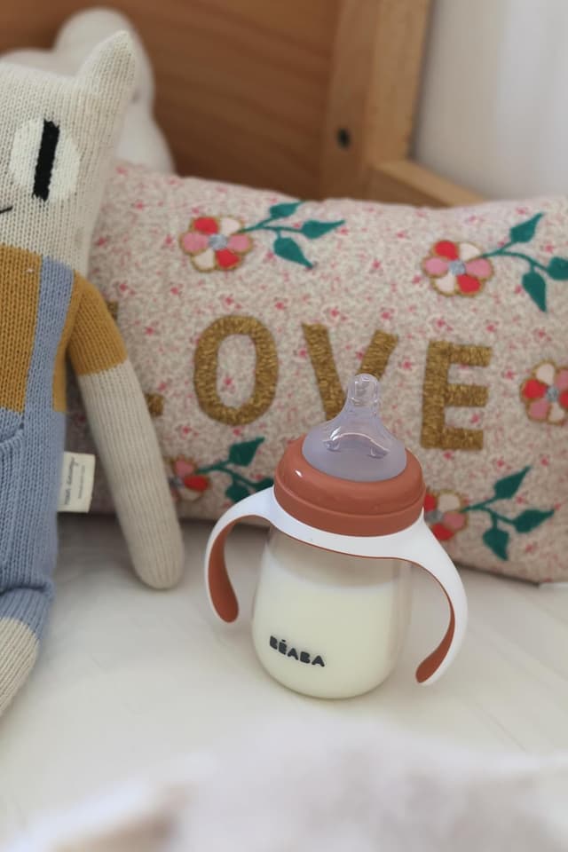 Detalle de BÉABA 2-in-1 Trinklernbecher für Kinder (210 ml) mit Babyflasche-zu-Kindertasse-Ansatz, terracotta