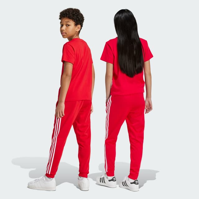 Detalle 2 de Adidas Pantalón SST Adicolor Rojo para adolescentes