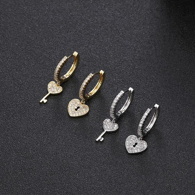 Detalle 2 de Creolen mit Herz Schloss Anhänger 1,3 cm