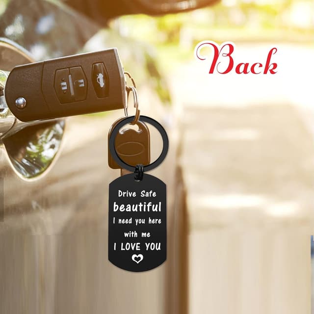 Detalle 2 de ENGZHI girlfriend metal keyring with engraved “Drive safe” message for birthdays, anniversaries & Valentine’s Day