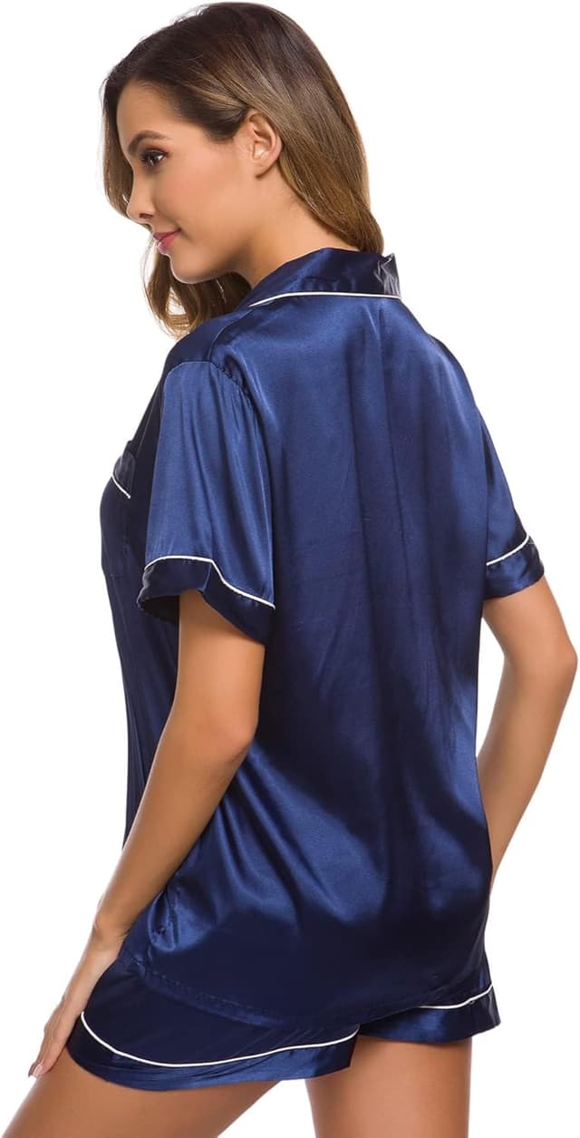 Detalle de SWOMOG Women’s Silk Satin Pyjama Set (Bride) – Two-Piece Button-Down Sleepwear