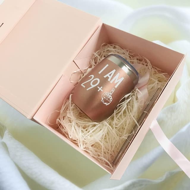 Detalle 2 de Rosa Geschenkbox 33x26x11cm Geschenkverpackung