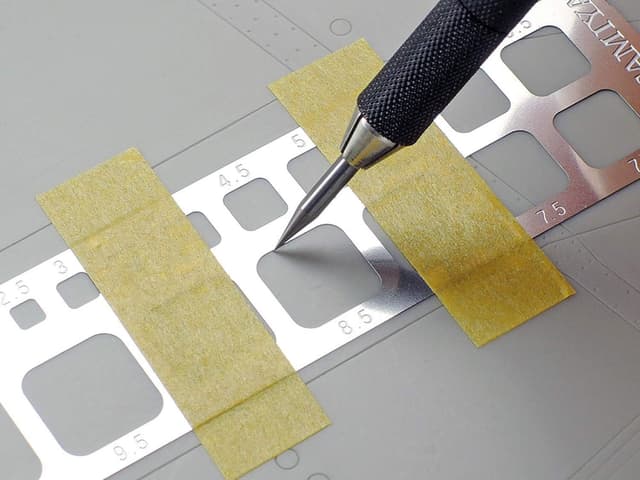 Detalle de Lot de 4 pochoirs carrés TAMIYA 74156 en polyéthylène pour modélisme (repères 1 à 10 mm)