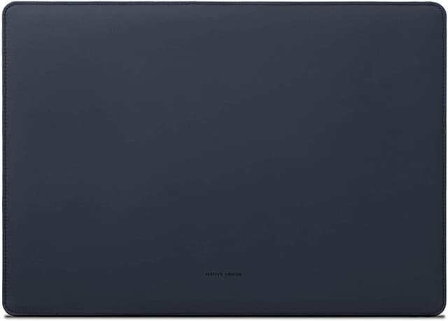 Detalle de Native Union Stow Slim MacBook sleeve with magnetic easy-access closure
