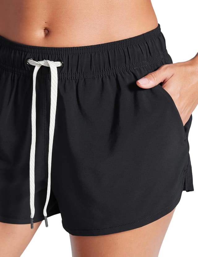 Detalle de CRZ YOGA Femmes short de bain 3 pouces à séchage rapide et fente latérale