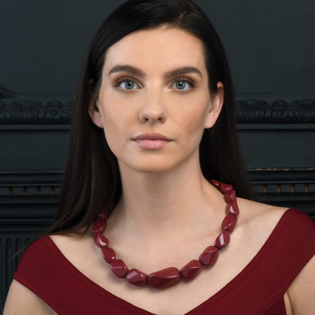 Detalle 2 de Collana da donna ZAVANA lunga 56 cm in resina, stile bohémien (bordeaux)