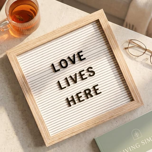 Detalle 2 de Changeable Felt Letter Board 25x25cm (White Felt) with 336 Letters, Symbols & Emojis