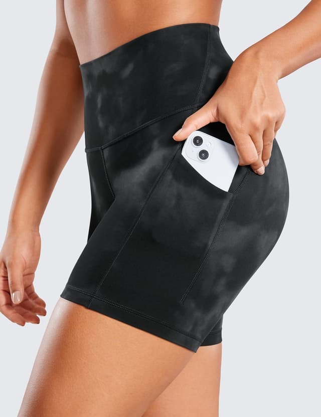 Detalle de CRZ YOGA Femme Butterluxe Short de motard 13 cm taille haute fleurs tie-dye noires, poches latérales (taille 42)