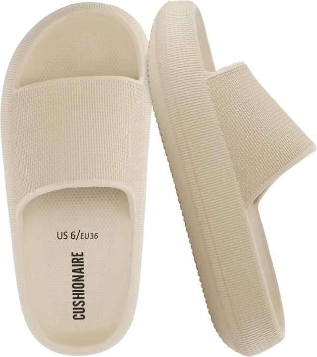 Detalle de CUSHIONAIRE Feather EVA Slides for Women