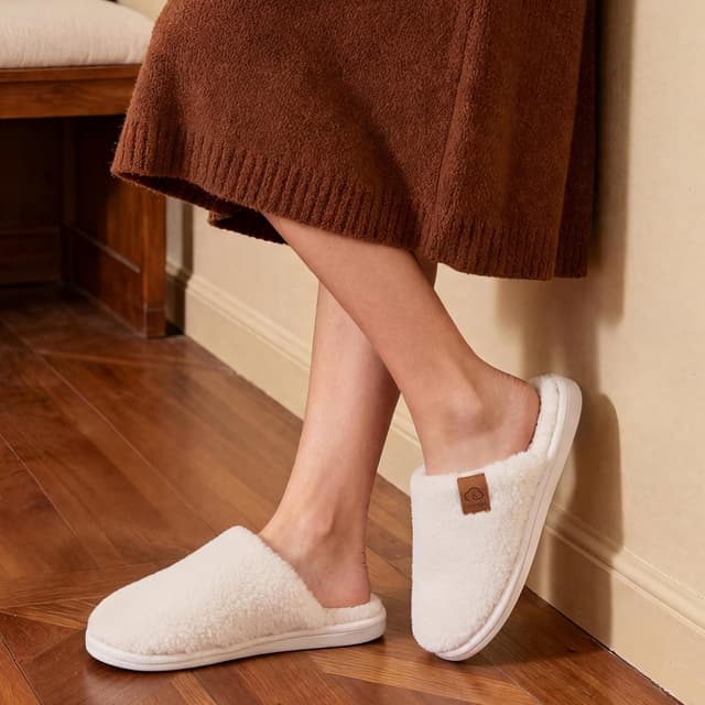 Detalle de Evshine Women’s Fuzzy Slip-on Memory Foam House Slippers (Closed Toe)