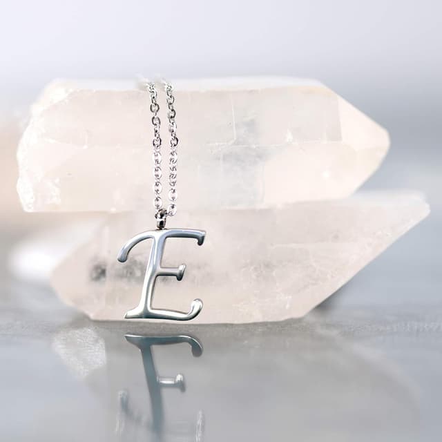 Detalle de Collana da donna Morella in acciaio inox argento con ciondolo lettera