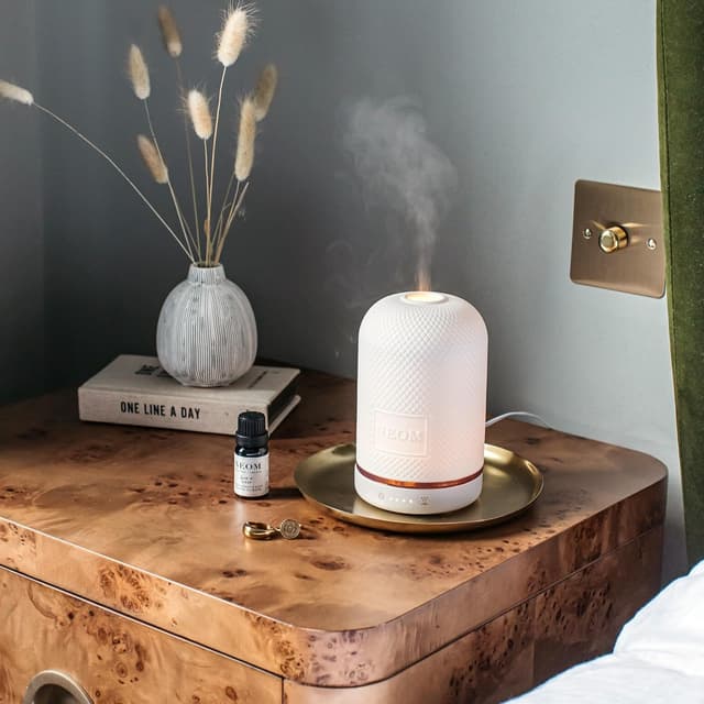 Detalle 2 de NEOM Feel Good Vibes Essential Oil Blend 10ml (Mandarin & Ylang Ylang) – Scent to Make You Happy