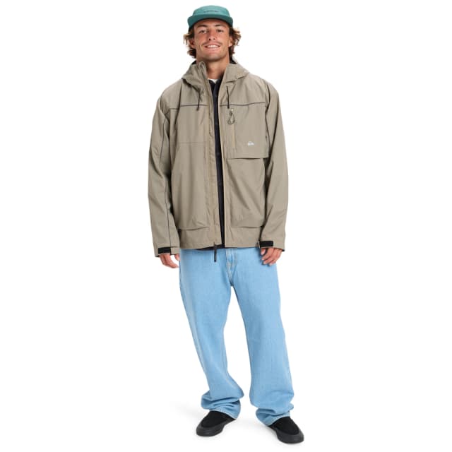 Detalle 1 de Quiksilver Full Rig chaqueta impermeable de hombre, con capucha fija y detalles reflectantes