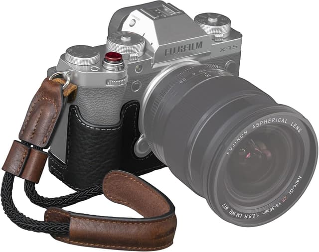 Detalle de SMALLRIG X-T5 Half Case 3927 aus braunem Leder mit Handschlaufe und Auslöser für Fujifilm X-T5