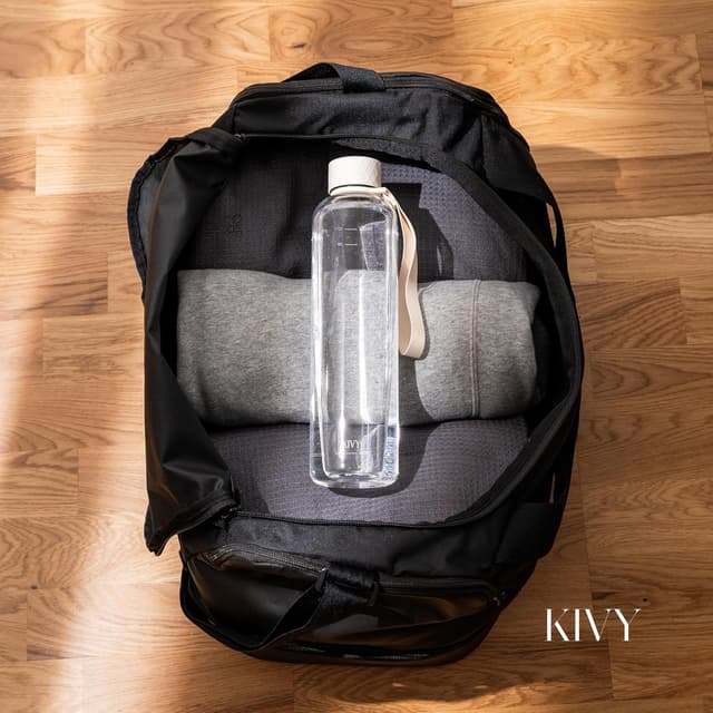 Detalle de KIVY Slim Water Bottle 32oz (Lightweight & Shatterproof Tritan) — Clear with Measurements, Screw Top, Dishwasher Safe