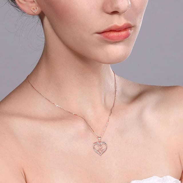 Detalle 2 de Collana INFUSEU con ciondolo cuore e lettera A-Z in alfabeto capitale