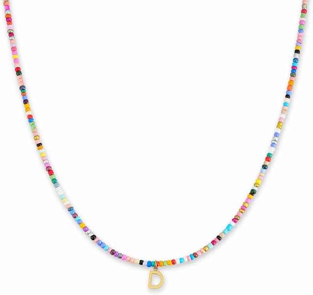 Detalle de Collier perlé coloré pour femme avec initiale A-Z en acier inoxydable plaqué or 18K (40–45 cm) — résistant à l’eau
