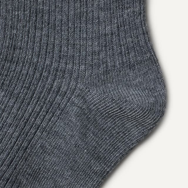 Detalle de Amazon Essentials Boy’s Ribbed Crew Socks (3-pack) for School Uniform and Everyday Wear