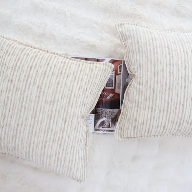 Detalle de OYIMUA Chenille Cushion Covers 40cm x 40cm Beige (Set of 2) – Jacquard Stripe Pillow Cases