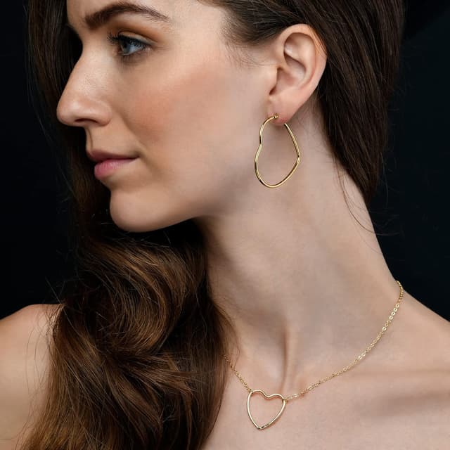 Detalle de Grandes boucles d’oreilles créoles Zavana en acier inoxydable plaqué or, forme cœur