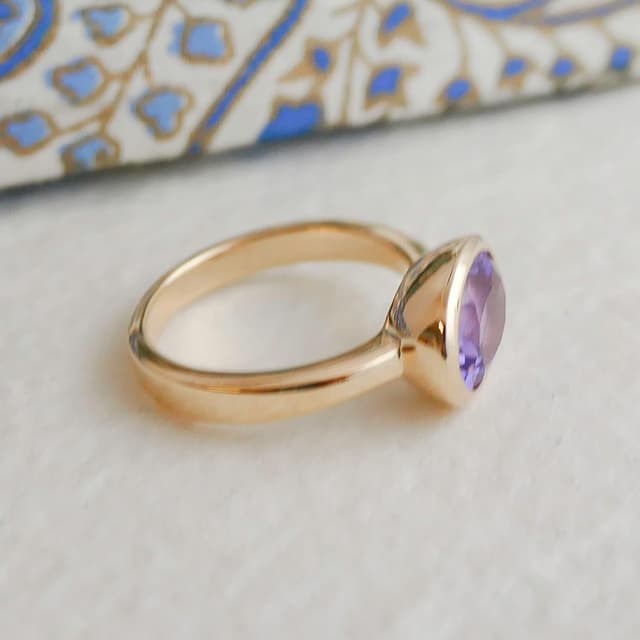 Detalle de Sophia Rose Jewellery Ring mit natürlicher Amethyst-Ovale 8x10 mm, vergoldet (925 Silber) – minimalistisch & handgefertigt