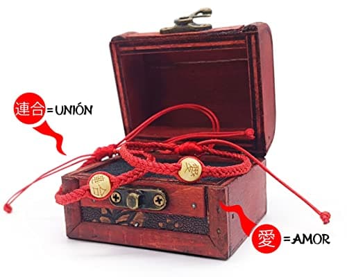 Detalle 2 de AMOR CON PALABRAS Pulseras La Leyenda del Hilo Rojo del Destino con cofre, amuleto Omamori y símbolo de amor